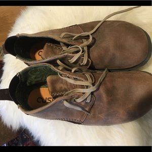 Men’s size 10 Cushe boots.